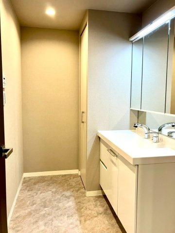 レアーレ瓦町の独立洗面台