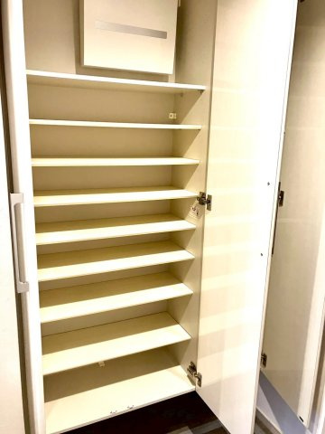レアーレ瓦町の収納|玄関シューズインクローゼットです。上部に電気ブレーカーの設備がついてます。