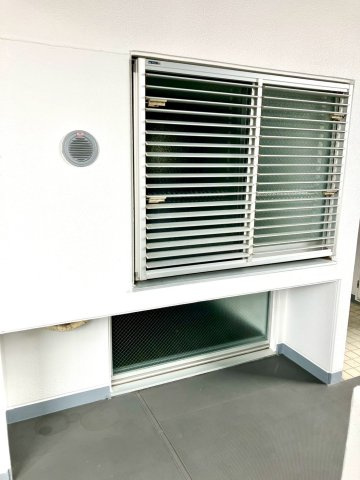 レアーレ瓦町のその他共用部分|玄関横の室外機を置けるスペースです。