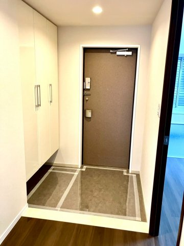 レアーレ瓦町の玄関