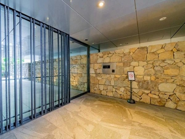 ザ・パークハウスグラン三番町　3LDK　リフォームマンションのエントランス