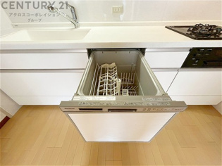 手洗いに比べて時間や労力を節約できることです。また、高温のお湯で洗浄されるため、雑菌や細菌を殺菌する効果もあります。さらに、乾燥機能があるため、手で拭く手間も省け衛生的に保管できます。
