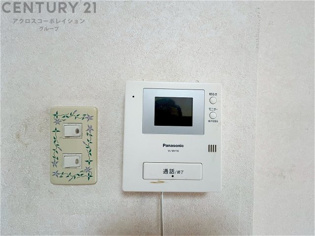 訪問者が来たときにテレビ画面で確認できるため、安心してドアを開けられます。録画機能があるものもあり、留守中に来訪者を記録しておくことができます。利便性が高く、セキュリティ面でも安心です。
