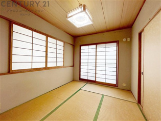 リビング横の和室スペースはリビングと続きで利用してもデザイン性のとれる洋風和室になります。やっぱり一室は欲しい和室は客間や小さなお子様の寝かせ付けなどにも便利です。
