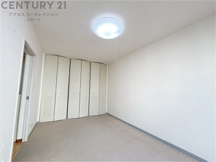 リラックスできるプライベート空間で、快適な睡眠をサポート。個人の好みに合わせたインテリアや寝具で心地良さを追求。プライベートな時間を過ごし、リフレッシュする場所におすすめです。
