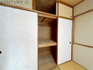 押入れは季節の衣類、寝具などを収納できます。伝統的な美しさと実用性が融合し、収納物を保護する調湿・換気効果があります。使い方によっては書類や小物なども効果的に整理でき空間を有効活用できます。
