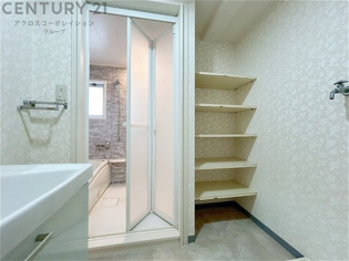 衣服の収納や脱ぎ着や整理整頓がしやすく、湿った衣類を乾燥させるスペースがありカビや臭いの発生を防ぎます。床の汚れを他の部屋に持ち込まず清潔を保つことができます。また快適な入浴環境の整備にも役立ちます。