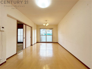 約10帖のリビングルーム。南向きにつき陽当たり良好です。