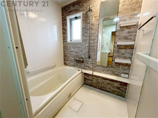 ユニットバスは省スペースでありながら、シンプルな設計と使いやすさを備え、簡便なメンテナンスが可能です。またミラー・小物置き場もあり便利です。
