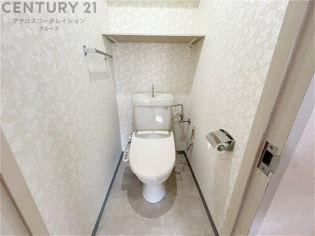 温水洗浄便座付トイレは温水洗浄機能により、暖かい水でおしりを洗浄することができ、冷たい水を使う従来の便座に比べ、温水洗浄機能で暖かいトイレを提供し、快適な使用を可能にします。
