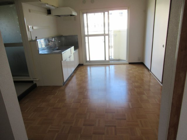 宝塚市安倉南３丁目の賃貸マンションの居間・リビング|こちらのリビングで趣味の時間をお楽しみください