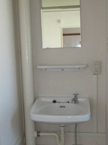 宝塚市安倉南３丁目の賃貸マンションの洗面所|鏡が設置されています