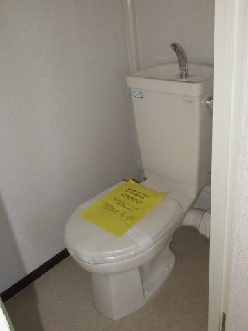 宝塚市安倉南３丁目の賃貸マンションのトイレ|多機能便座を置けるようコンセントが設置されています