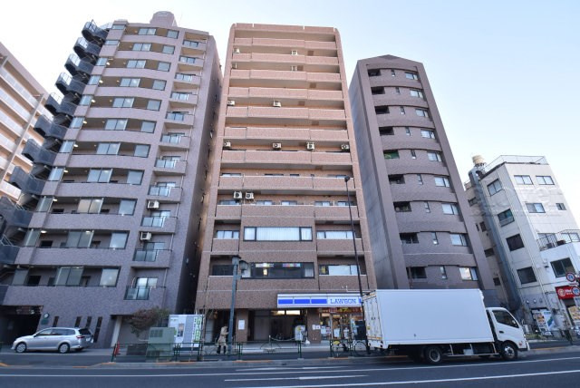【外観】 | ライオンズステーションプラザ大島 | 手入れの行き届いた外壁やエントランスなど、「見ればわかる」レベルで清潔感を保ったマンションです。築年数を感じさせない姿で皆様をお出迎えします。～即日のご見学可能～　お問合せはお気軽にどうぞ。
