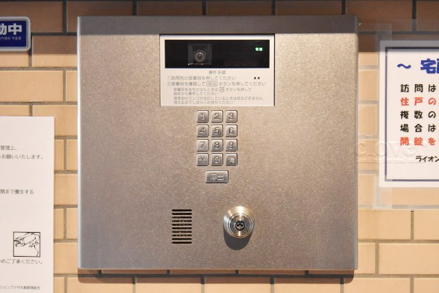 【防犯設備】 | ライオンズステーションプラザ大島 | 部外者の出入りを規制するオートロックの操作盤。「マンションに欲しいセキュリティ」の筆頭格です。これがあるだけで、安心感はひときわ増します。～即日のご見学可能～　お問合せはお気軽にどうぞ。