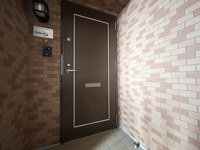 【その他共用部分】 | ライオンズステーションプラザ大島 | 皆様をお迎えする、お部屋の玄関ドア。開けやすさや開放角度、ドアノブの操作しやすさや鍵の形状などを、現地で一度ご確認ください。～即日のご見学可能～　お問合せはお気軽にどうぞ。