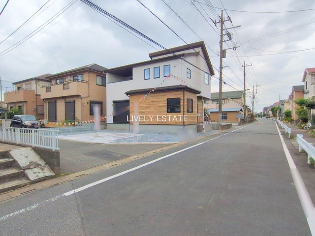 越谷市花田1丁目 新築分譲住宅の前面道路含む現地写真