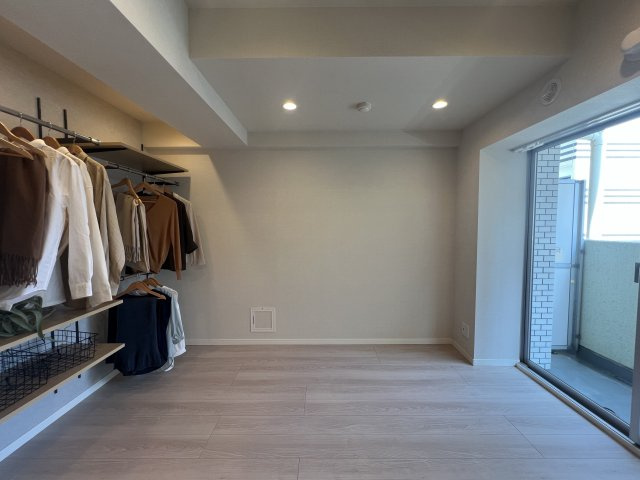 事務所としても使えるリノベーション【グローリア初穂横浜】の洋室|広々とした洋室です