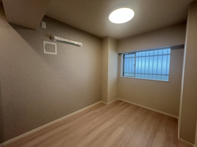 事務所としても使えるリノベーション【グローリア初穂横浜】の洋室|広々とした洋室です