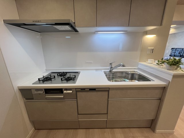 事務所としても使えるリノベーション【グローリア初穂横浜】のキッチン|キッチンでお料理をお楽しみください