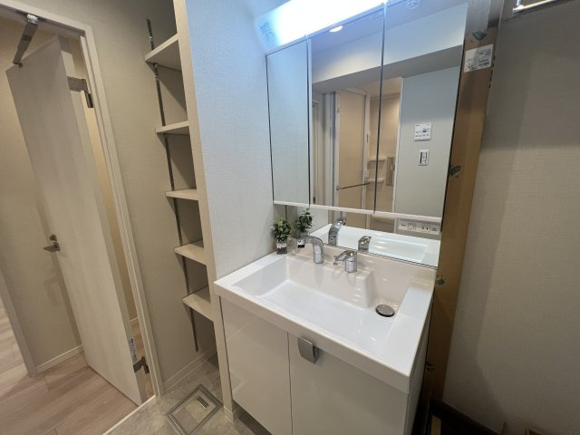 事務所としても使えるリノベーション【グローリア初穂横浜】の独立洗面台|朝の身支度には欠かせない独立洗面化粧台
