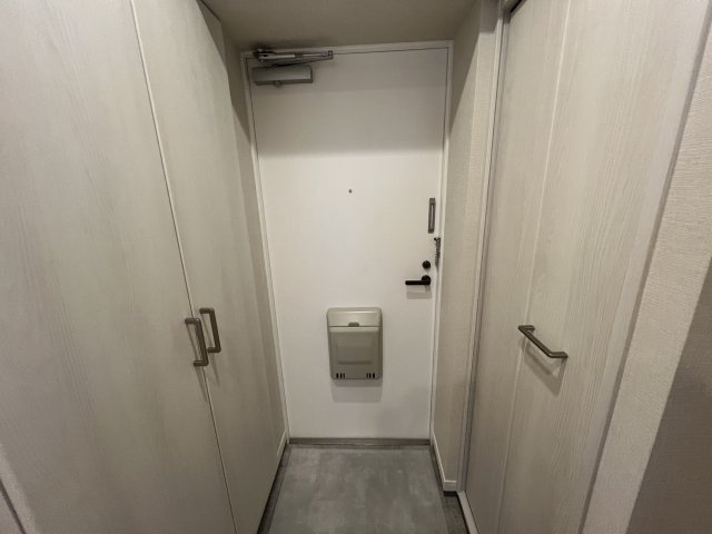 事務所としても使えるリノベーション【グローリア初穂横浜】の玄関|シンプルで使いやすい玄関です
