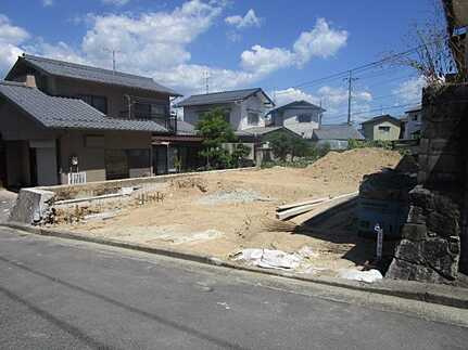 広島市安佐南区山本５丁目　新築一戸建て の前面道路含む現地写真