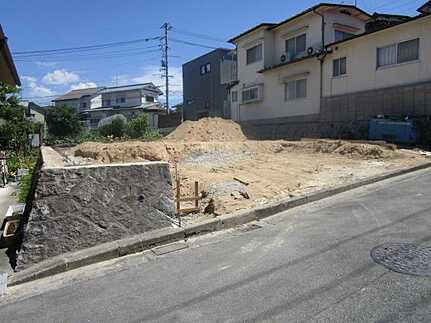 広島市安佐南区山本５丁目　新築一戸建て の前面道路含む現地写真