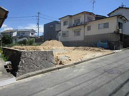 広島市安佐南区山本５丁目　新築一戸建て の前面道路含む現地写真