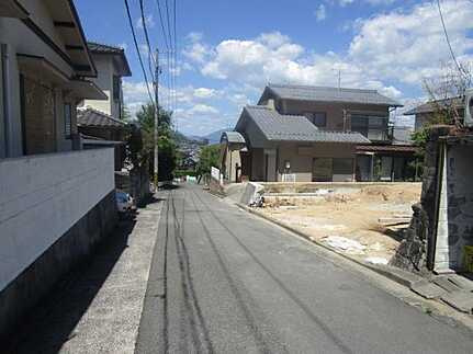 広島市安佐南区山本５丁目　新築一戸建て の前面道路含む現地写真