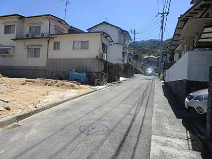 広島市安佐南区山本５丁目　新築一戸建て の前面道路含む現地写真