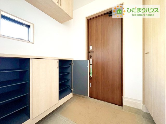 いろどりアイタウン那珂市杉　新築戸建　4号棟の玄関|"玄関は常にすっきり片付いているのが理想！
これだけの大容量シューズボックスがあれば、捨てたくないものを捨てたりする必要もありません♪"