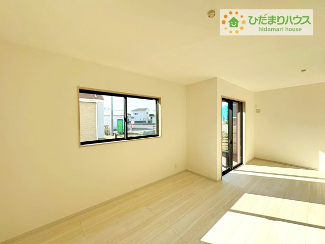 いろどりアイタウン那珂市杉　新築戸建　4号棟の居間・リビング|リビング大きな窓からは、暖かな日の光が降り注ぎます・・・