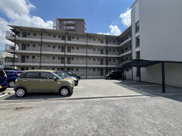 ステーションホームの駐車場