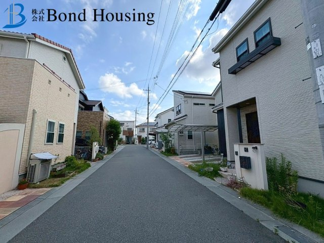 太陽光・蓄電池付き・LDK無垢材使用・伊川谷町長坂　築１２年の前面道路含む現地写真