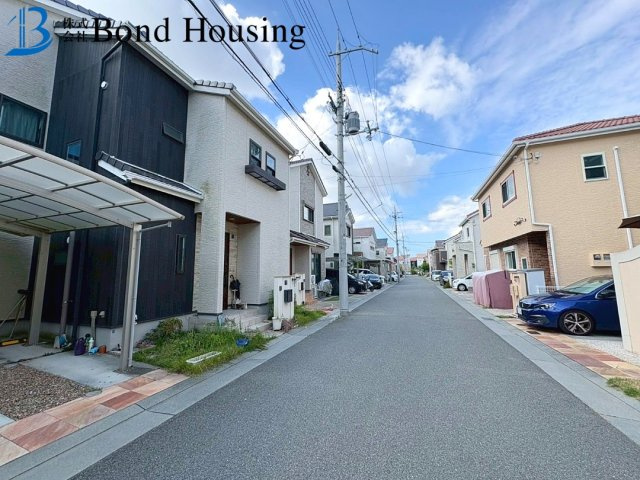 太陽光・蓄電池付き・LDK無垢材使用・伊川谷町長坂　築１２年の前面道路含む現地写真