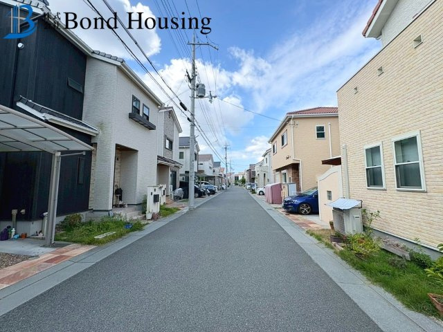 太陽光・蓄電池付き・LDK無垢材使用・伊川谷町長坂　築１２年の前面道路含む現地写真