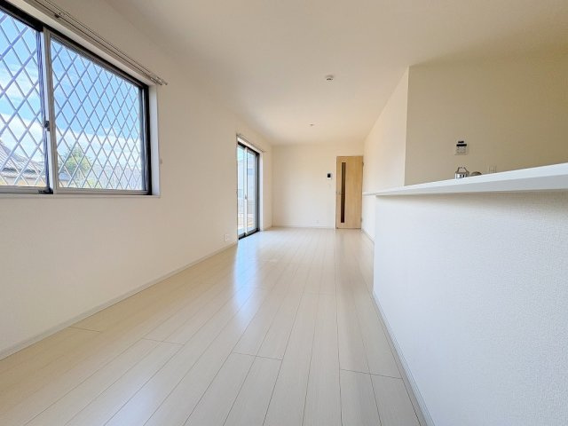 三郷市彦糸1丁目　中古戸建の居間・リビング|南向きの明るいリビングです