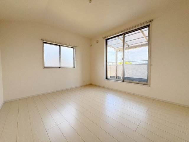 三郷市彦糸1丁目　中古戸建の洋室|バルコニーに面した明るい洋室8帖・主寝室としていかがでしょう