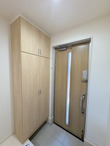 三郷市彦糸1丁目　中古戸建の玄関|トールタイプのシューズボックスでたっぷり収納出来ます