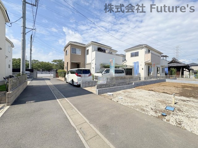 三郷市彦糸1丁目　中古戸建の前面道路含む現地写真|前面道路含む現地写真です。