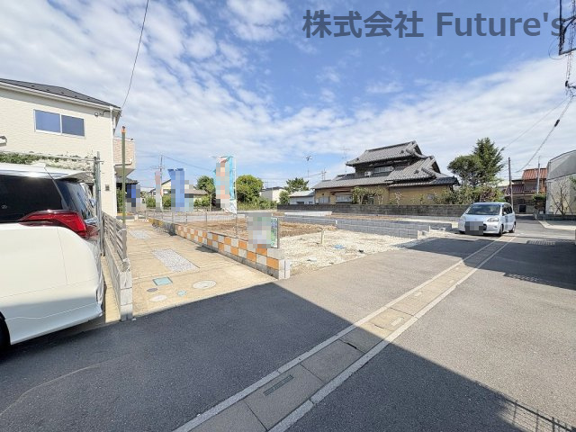 三郷市彦糸1丁目　中古戸建の前面道路含む現地写真|前面道路含む現地写真です。
