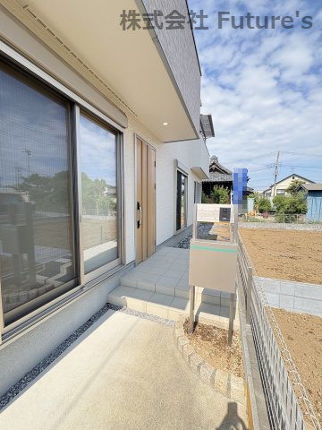 三郷市彦糸1丁目　中古戸建のエントランス|玄関エントランスです