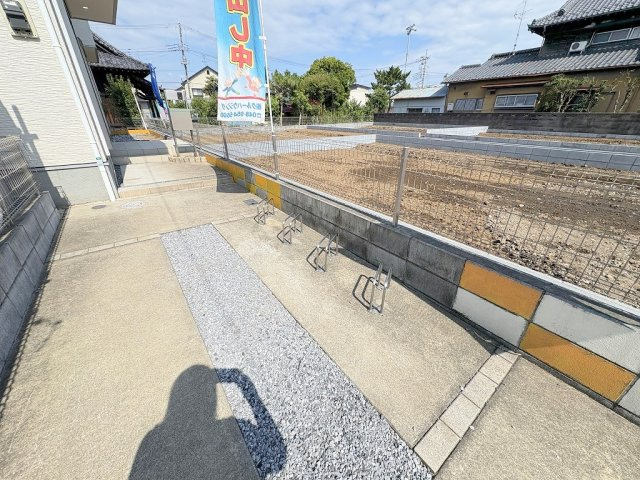 三郷市彦糸1丁目　中古戸建の駐車場|駐輪ラック付きです