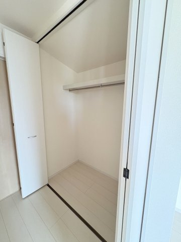 三郷市彦糸1丁目　中古戸建の収納|大切な衣類を収納できるクローゼット付き