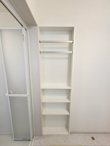 三郷市彦糸1丁目　中古戸建のランドリースペース|タオルや洗剤の収納に便利なリネン庫付き