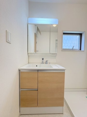 三郷市彦糸1丁目　中古戸建の独立洗面台|三面鏡付きのシャワードレッサーで朝の準備も快適