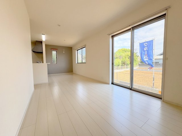 三郷市彦糸1丁目　中古戸建の居間・リビング|家族団らんで過ごすリビングは16帖の広さを確保