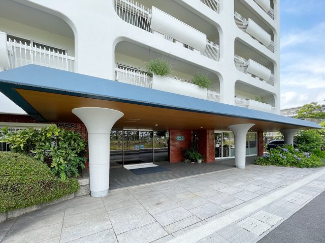 芦屋サンプラザのエントランス