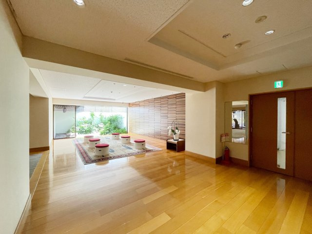 芦屋サンプラザのロビー